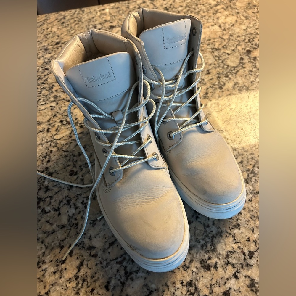 CREAM TIMBERLAND BOOTS SIZE 8.5